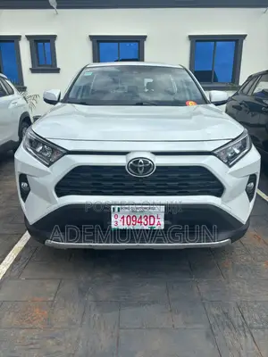 Toyota RAV4 XLE FWD 2023 White
