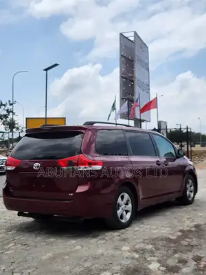 Toyota Sienna 2010 Red