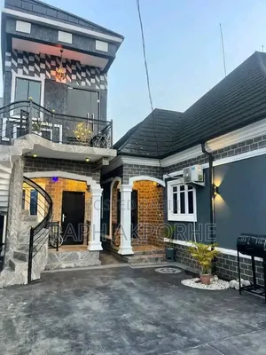 5bdrm Bungalow in Ugbolokposo, Warri for sale