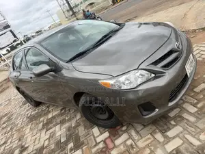 Toyota Corolla LE 4dr Sedan (1.8L 4cyl 4A) 2013 Gray