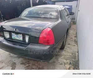 Lincoln Town Car 2000 Black