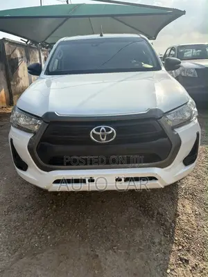 Toyota Hilux 2022 White
