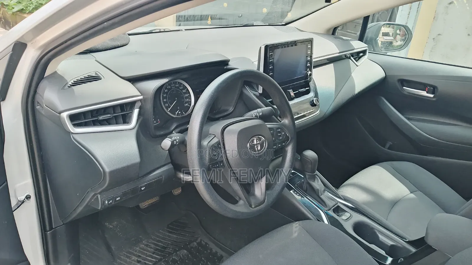 Toyota Corolla LE 2021 Silver