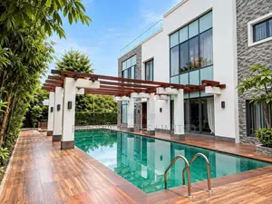 8bdrm Mansion in Osapa london for sale