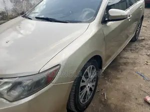 Toyota Camry LE 4dr Sedan (2.5L 4cyl 6A) 2013 Gold