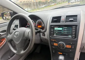 Toyota Corolla LE 4dr Sedan (1.8L 4cyl 4A) 2010 White