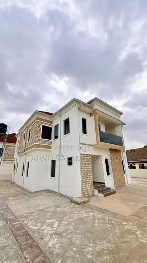4bdrm Duplex in Kolapo Ishola Gra,, Akobo for sale