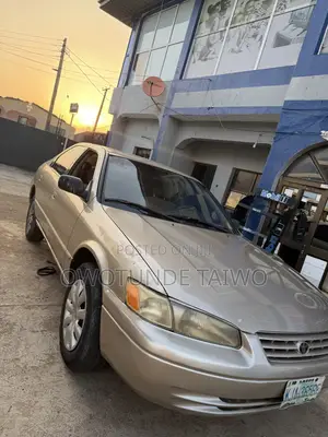 Toyota Camry 2000 Gold