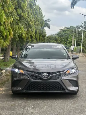 Toyota Camry SE FWD (2.5L 4cyl 8AM) 2018 Brown