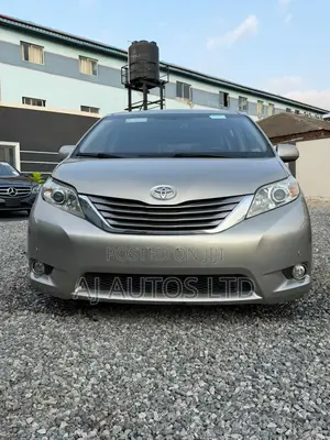 Toyota Sienna XLE 7 Passenger Auto Access Seat (3.5L 6cyl 6A) 2016