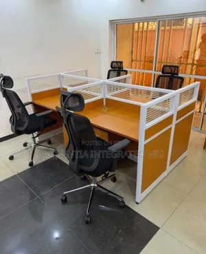 4-Seater Workstation With 4-Swivel Seats.