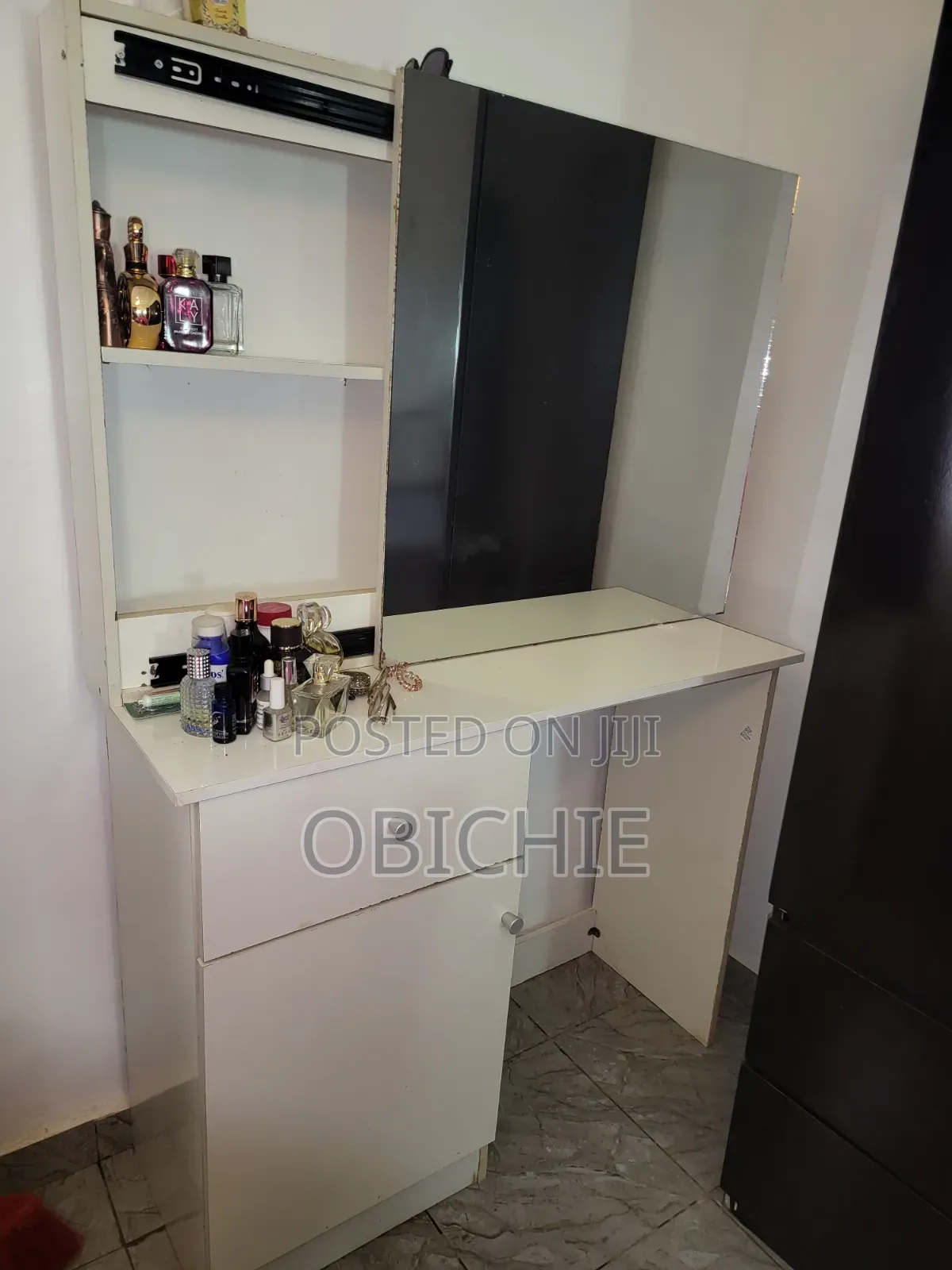 Modern Dressing Table With Mirror and Storage