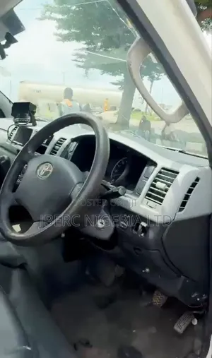 Toyota HiAce 2011 White