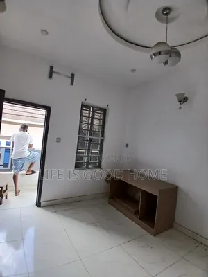 1bdrm Room & Parlour in Oral Estate, Chevron for rent
