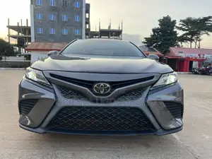 Toyota Camry SE FWD (2.5L 4cyl 8AM) 2018 Gray