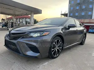Toyota Camry SE FWD (2.5L 4cyl 8AM) 2018 Gray
