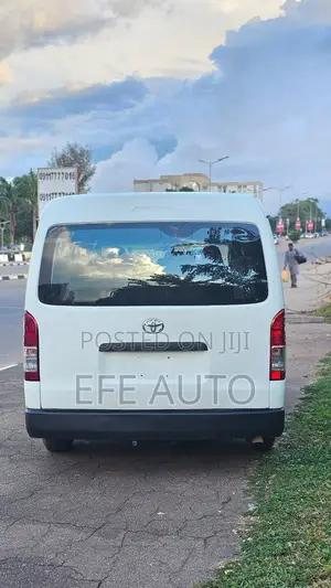 Toyota HiAce 2013 White