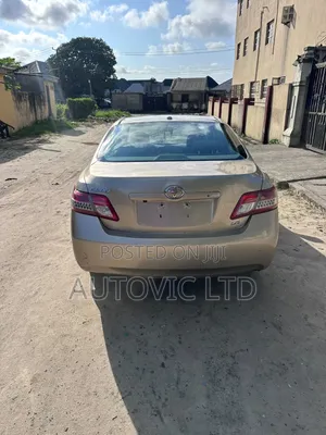 Toyota Camry LE 4dr Sedan (2.5L 4cyl 6AM) 2010 Gold