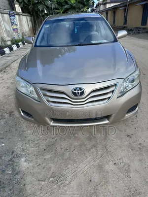 Toyota Camry LE 4dr Sedan (2.5L 4cyl 6AM) 2010 Gold