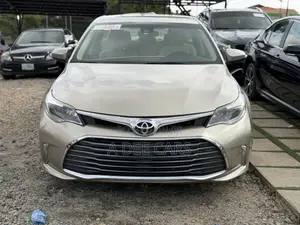Toyota Avalon XLE Sedan FWD (3.5L 6cyl 6A) 2017 Gold