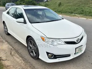 Toyota Camry SE V6 4dr Sedan (3.5L 6cyl 6A) 2013 White