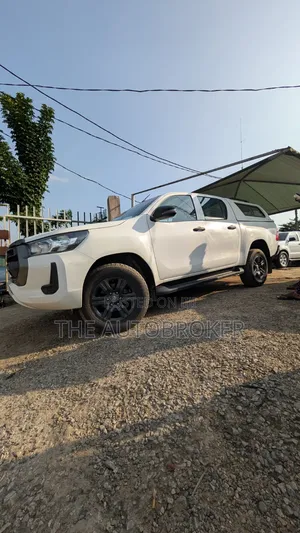 Toyota Hilux 2022 White