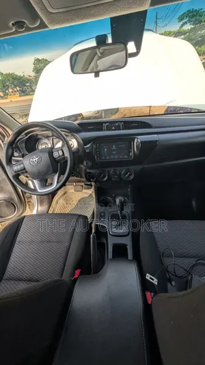 Toyota Hilux 2022 White