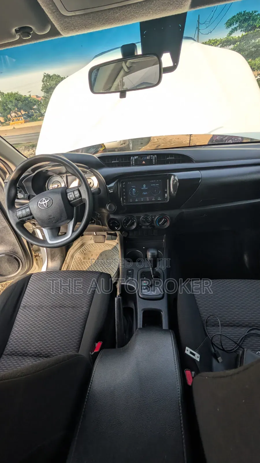 Toyota Hilux 2022 White