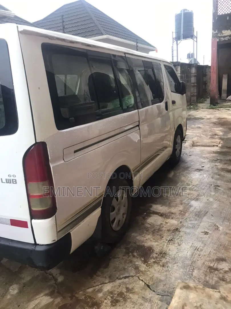 Toyota HiAce 2011 White