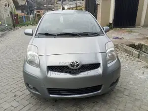 Toyota Yaris Base Hatchback 5dr 2010 Gray
