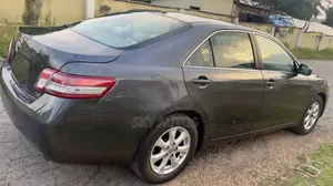 Toyota Camry LE 4dr Sedan (2.5L 4cyl 6A) 2011 Gray