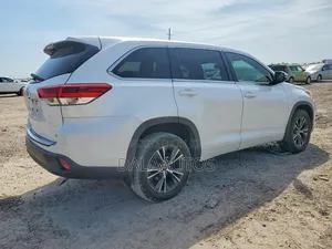 Toyota Highlander XLE 4x4 V6 (3.5L 6cyl 8A) 2018 White