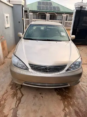 Toyota Camry LE 4dr Sedan (2.4L 4cyl 5A) 2005 Gold