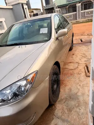 Toyota Camry LE 4dr Sedan (2.4L 4cyl 5A) 2005 Gold