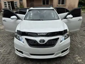 Toyota Camry SE V6 4dr Sedan (3.5L 6cyl 6AM) 2009 White