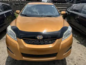 Toyota Matrix Hatchback FWD (1.8L 4cyl 5M) 2010 Gold
