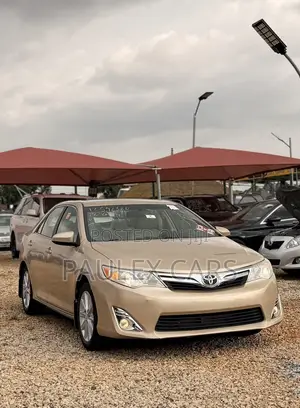Toyota Camry XLE 4dr Sedan w/Prod. End 11/13 (2.5L 4cyl 6A) 2014 Gold