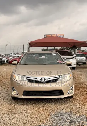 Toyota Camry XLE 4dr Sedan w/Prod. End 11/13 (2.5L 4cyl 6A) 2014 Gold
