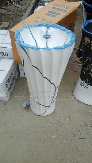 Luxury Navero One-Piece Ceramic Standing Pedestal Wash Basin