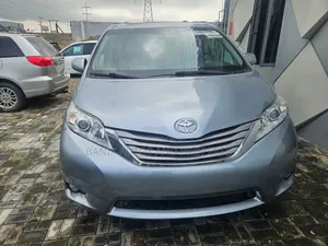 Toyota Sienna XLE 7-Passenger 4dr Minivan AWD (3.5L 6cyl 6A) 2015 Blue