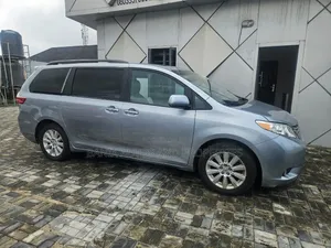 Toyota Sienna XLE 7-Passenger 4dr Minivan AWD (3.5L 6cyl 6A) 2015 Blue