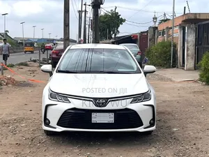 Toyota Corolla SE 2023 White