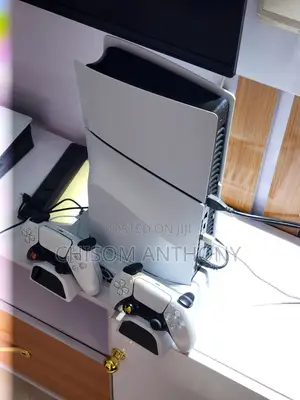 PS5 Disc Edition + 2 Controllers + 4Games