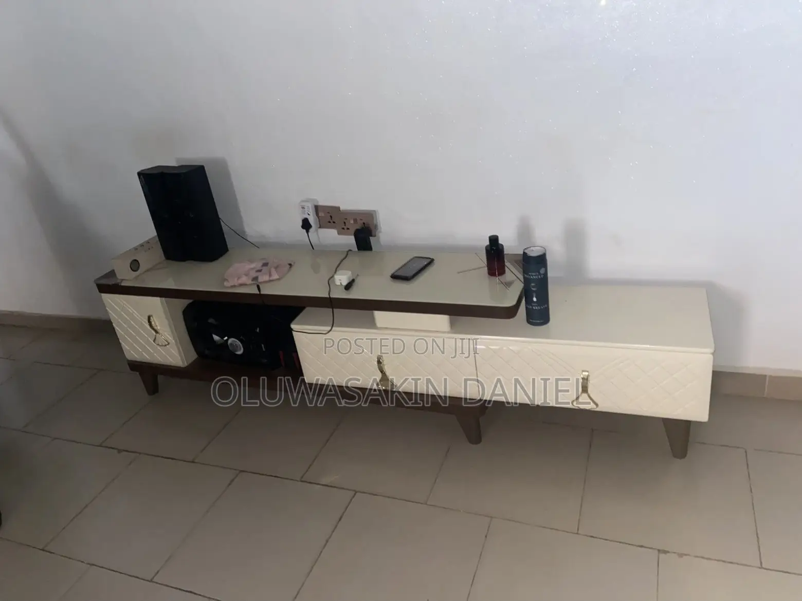Adjustable TV Shelve