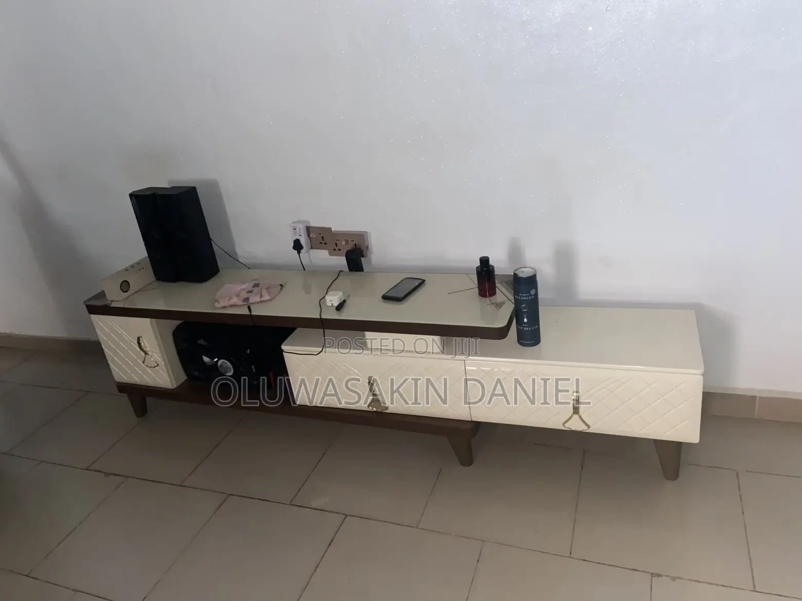 Adjustable TV Shelve