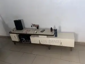 Adjustable TV Shelve