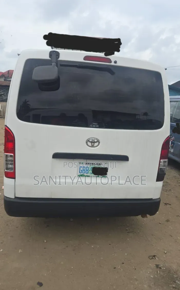 Toyota HiAce 2012 White