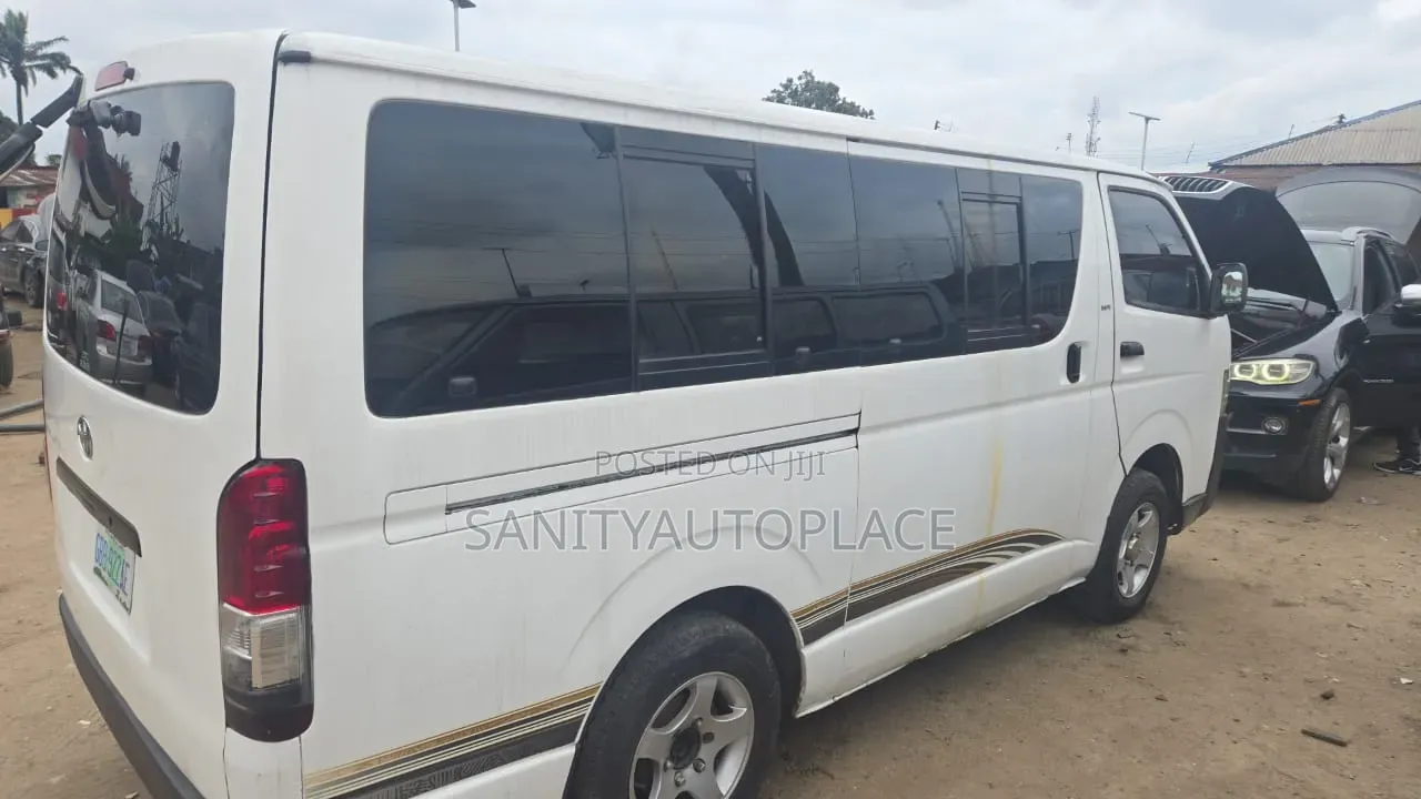 Toyota HiAce 2012 White