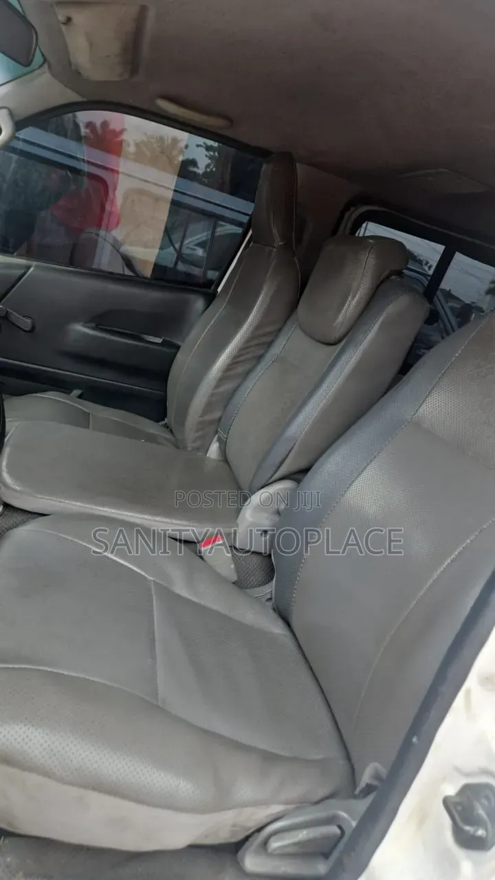 Toyota HiAce 2012 White