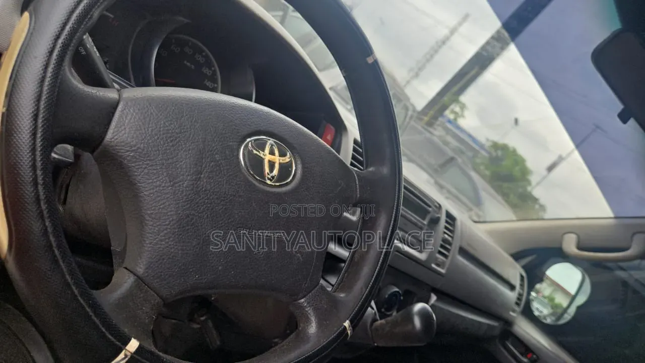 Toyota HiAce 2012 White